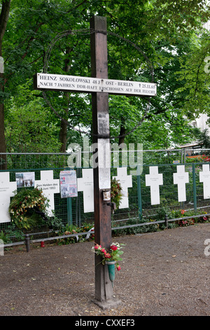 Croix du souvenir pour les victimes de la RDA près du bâtiment du Reichstag allemand, Berlin Banque D'Images