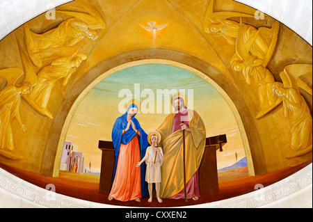 Marie, Joseph et l'Enfant Jésus, fresque au-dessus du haut autel dans l'église St. Joseph, Nazareth, Tibériade, Israël, Moyen Orient Banque D'Images