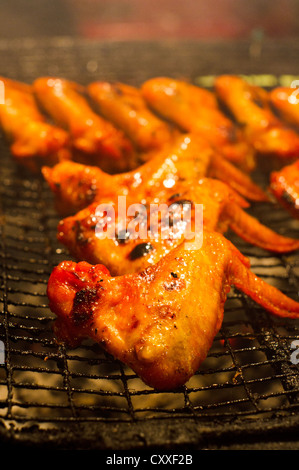 Ailes de poulet grillées, sont des aliments de rue. Banque D'Images