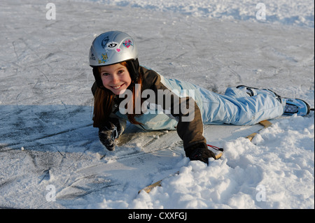 Fille a pris une chute au cours de patinage sur glace près de Heinrich, le Lac de Starnberg, cinq lacs, Haute-Bavière, Bavière Banque D'Images