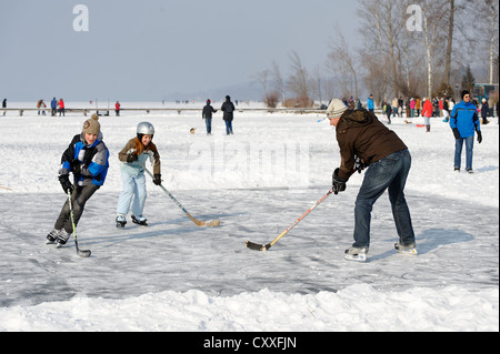 Patineurs et randonneurs à la petite maison sur le lac, kleines Seehaus, en hiver, près de Heinrich, le Lac de Starnberg Banque D'Images