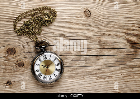 Regarder antiques sur fond de bois Banque D'Images