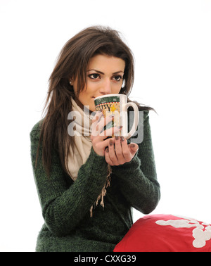 Boire jeune femme d'une grande tasse de thé Banque D'Images