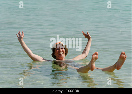 Baignade, natation les touristes à Ein Bokek, En Boqeq, Mer Morte, Israël, Moyen Orient Banque D'Images