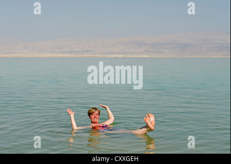 Baignade, natation les touristes à Ein Bokek, En Boqeq, Mer Morte, Israël, Moyen Orient Banque D'Images