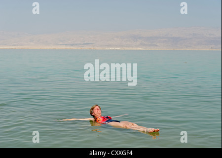 Baignade, natation les touristes à Ein Bokek, En Boqeq, Mer Morte, Israël, Moyen Orient Banque D'Images