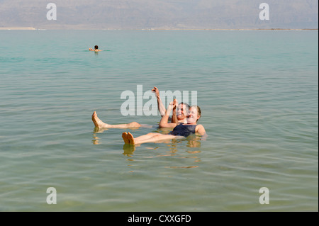 Baignade, natation les touristes à Ein Bokek, En Boqeq, Mer Morte, Israël, Moyen Orient Banque D'Images