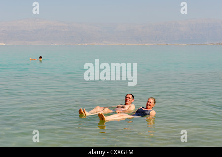 Baignade, natation les touristes à Ein Bokek, En Boqeq, Mer Morte, Israël, Moyen Orient Banque D'Images