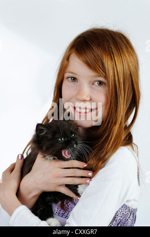 Girl holding a jeune chat Banque D'Images