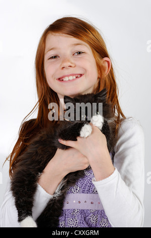 Girl holding a jeune chat Banque D'Images