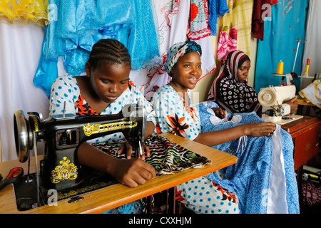Les femmes avec des machines à coudre dans un atelier de couture à Zanzibar Tanzanie / Banque D'Images