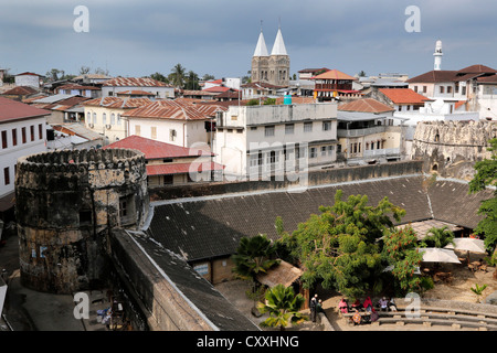 De Stonetown Zanzibar avec St Josephs Cathédrale et Mosquée, Tanzanie Banque D'Images