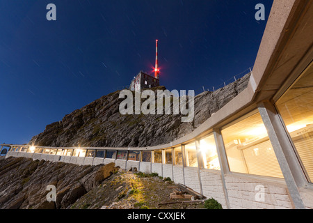 Voie couverte au sommet de Santis montagne en pleine lune, Berne, Suisse, Europe, PublicGround Banque D'Images