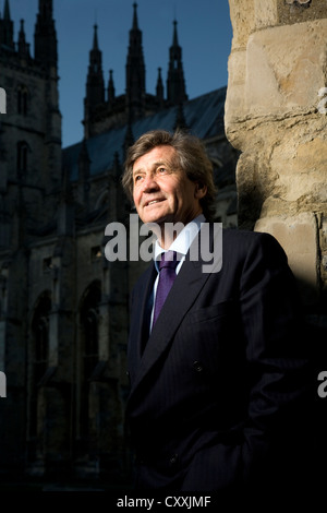 Lord Melvyn Bragg, écrivain britannique, communicateur, auteur, présentateur de télévision et de radio à l'extérieur de la Cathédrale de Canterbury, Kent Banque D'Images