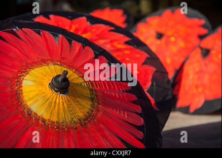 Papier coloré fait main parapluies, Bo Sang, Chiang Mai, Thaïlande du Nord, Thaïlande, Asie Banque D'Images