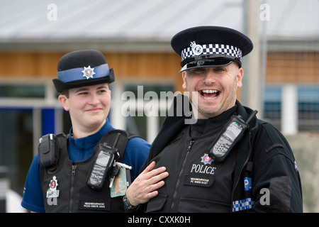 La police femme agent de soutien communautaire et de rire collègue masculin Banque D'Images