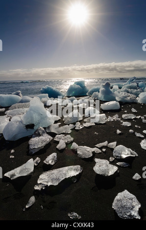 Les icebergs et les cristaux de glace sur une plage noire, rétroéclairé, Joekulsárlón, glacier Vatnajoekull, Austurland, est de l'Islande, Islande Banque D'Images