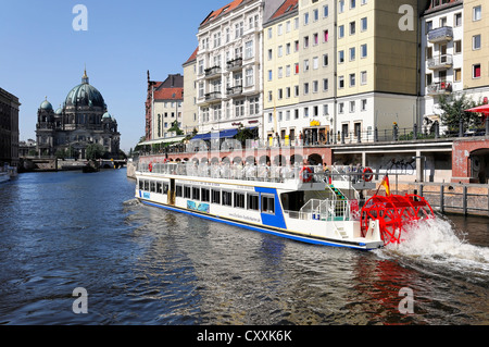Bateau de plaisance sur la rivière Spree, à l'arrière de la cathédrale de Berlin, Berlin Banque D'Images