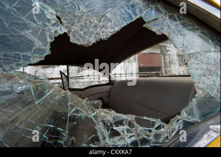 Brisé la fenêtre de voiture, ville de Djúpavík, Reykjarfjoerður Strandir, fjord, Westfjords, Islande, Europe Banque D'Images