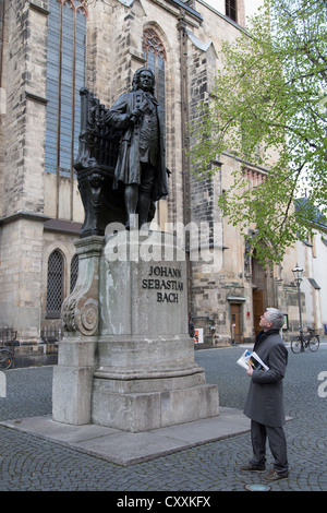 Tourist debout devant la statue de Johann Sebastian Bach, Leipzig, Saxe Banque D'Images