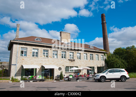 Restaurants et bars dans l'ancienne zone portuaire de bâtiments industriels Kalaturg dans quartier Kalamaja Tallinn Estonie Europe Banque D'Images