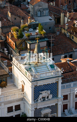 Vue depuis le campanile de Saint Marc : la Tour Orological, Venise, Italie Banque D'Images