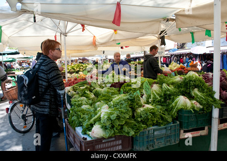 Kiosque de légumes au marché le Vodnik Square, Vodnikov trg, vieille ville, Ljubljana, Slovénie Banque D'Images