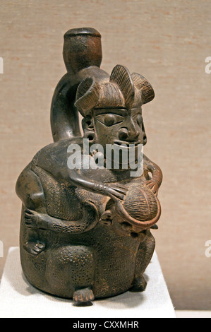 Bouteille de la tuyère d'étrier deux chiffres12ème 5ème siècle avant notre ère au Pérou en céramique Cupisnique péruvien 23 cm Banque D'Images