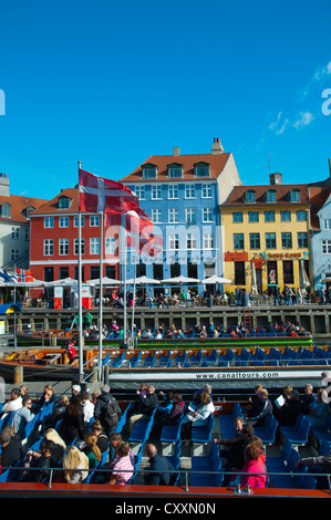 Bateau de croisière touristique du port de Nyhavn Copenhague Danemark Europe centrale Banque D'Images