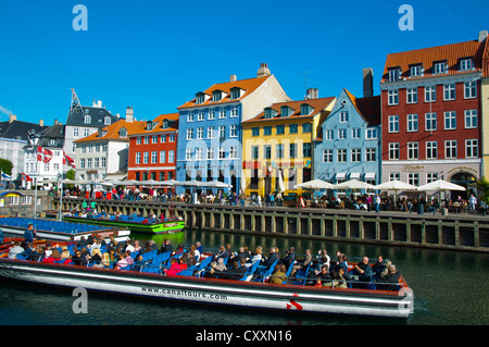 Bateau de croisière touristique du port de Nyhavn Copenhague Danemark Europe centrale Banque D'Images