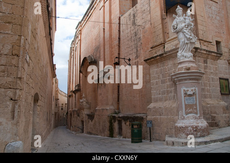 Triq San Pietru avec la statue de la Vierge à l'enfant, concernant l'église des Carmes, Mdina, Malte Banque D'Images