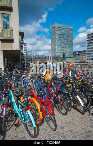 Les vélos garés en Banegårdpladsen place devant la gare centrale de Copenhague, Danemark Europe Banque D'Images