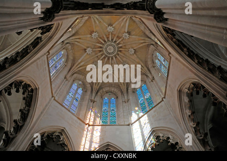 Vue de l'intérieur, plafond voûté, basilique gothique de la République dominicaine couvent Mosteiro de Santa Maria da Vitoria Banque D'Images