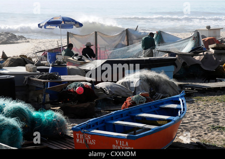 Les pêcheurs réparant les filets de pêche, à Mindelo, Porto, Nord du Portugal, Portugal, Europe Banque D'Images