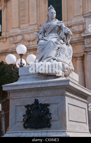 Statue de la Reine Victoria sur la place de la République, La Valette, Malte. Par Giuseppe Valenti et dévoilé en 1891. Banque D'Images