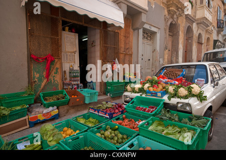 Un magasin de légumes se répand dans la rue de La Valette, Malte Banque D'Images