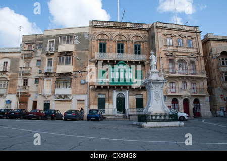 Place de la victoire (Misrah Rebha-ir) de Vittoriosa, Malte. La statue de saint Laurent, Saint Patron de Vittoriosa date de 1880 Banque D'Images