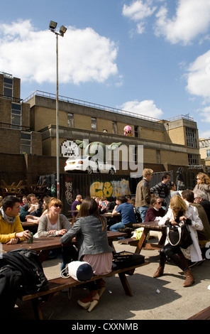 Les jeunes gens à côté de la Old Truman Brewery, Spitalfields, Londres, Angleterre, Royaume-Uni, Europe Banque D'Images