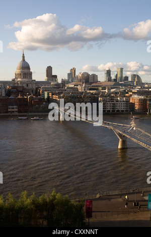 Cityscape le soir, Tamise, Millennium Bridge, Londres, Angleterre, Royaume-Uni, Europe Banque D'Images