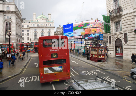 Le trafic dans la pluie à Piccadilly Circus, double-decker bus, Londres, Angleterre, Royaume-Uni, Europe Banque D'Images