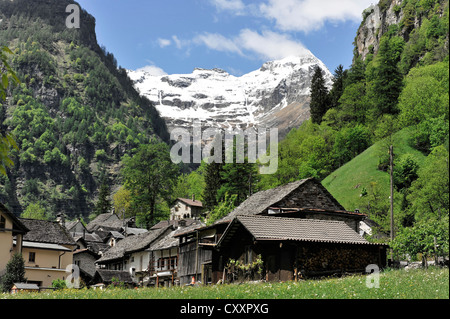 Le village de Sonogno, 918m, dans la vallée Valle Verzasca, Tessin, Suisse, Europe Banque D'Images