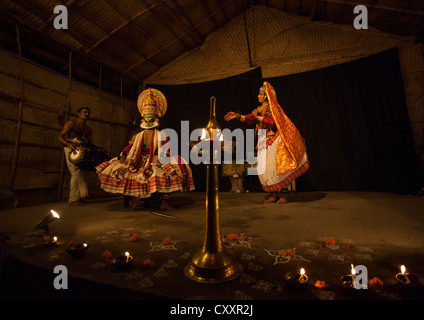 Les danseurs de Kathakali avec vêtements traditionnels et porter accompagné d'un dvd, Maddalam Cochin, Inde Banque D'Images