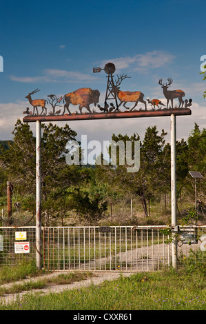 La porte en fer forgé ranch près de Bandera, Texas, USA Banque D'Images