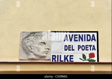 Road sign faite de tuiles 'Avenida del Poeta Rilke', à la mémoire de Rainer Maria Rilke, Ronda, province de Malaga, Andalousie, Espagne Banque D'Images