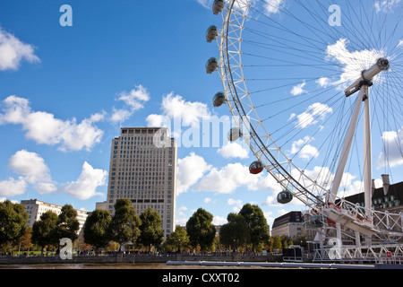 Le bâtiment du Centre de Shell se tient derrière le London Eye sur la rive sud de la rivière Thames, London, England, UK Banque D'Images