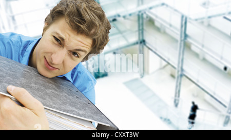 Young businessman carrying files Banque D'Images
