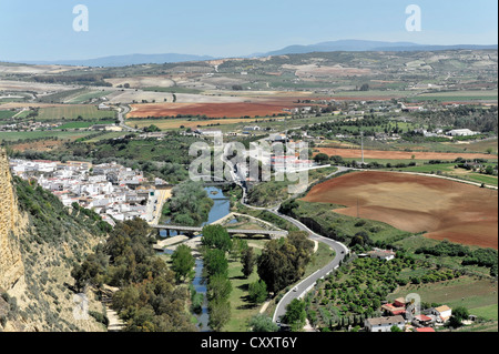 Vue de la vallée de la Sierra de Grazalema, à partir de la Plaza del Cabildo, Arcos de la Frontera, Cadiz Province, Andalusia, Spain, Europe Banque D'Images