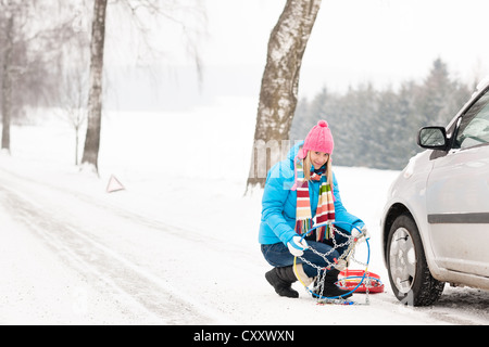 Les chaînes de pneu neige voiture hiver femme en difficulté ventilation Banque D'Images