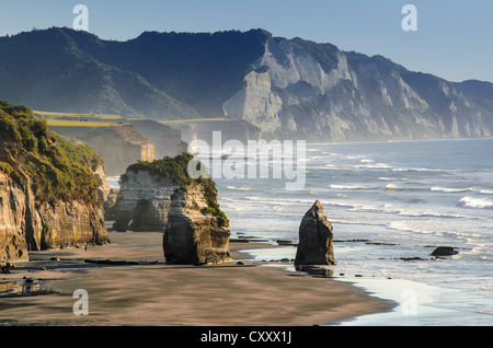 White Cliffs plage à marée basse, les rochers dans le surf, Ahititi, Taranaki, île du Nord, Nouvelle-Zélande Banque D'Images