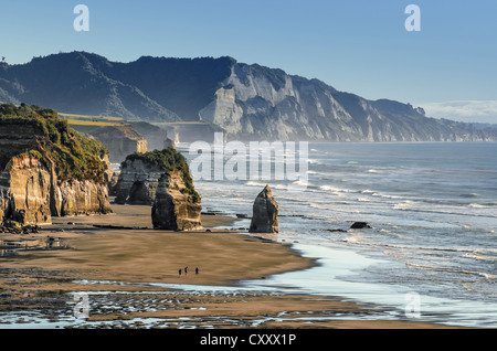 White Cliffs plage à marée basse, les rochers dans le surf, Ahititi, Taranaki, île du Nord, Nouvelle-Zélande Banque D'Images